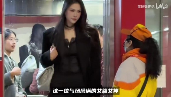 前女篮国手许诺街头气场拉满！196身高路人绕道走，太有压迫感