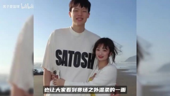 杨瀚森晒休赛期库存照片！多张和女友甜蜜同框，女友长相清秀可人
